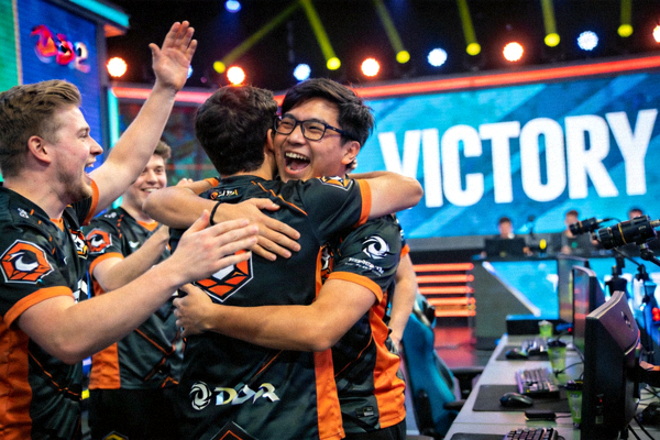 DOTA2明星选手Nisha在比赛胜利后与队友庆祝的激动瞬间