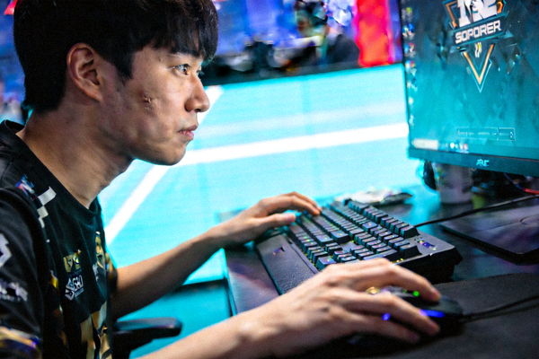 英雄联盟明星选手Faker在比赛中专注操作键盘鼠标的侧脸特写